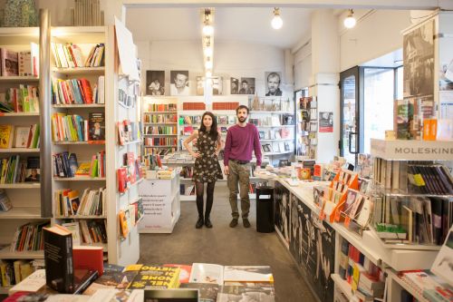 LIBRERIA DEL CONVEGNO, la libreria più vecchia dei librai (Via Lomellina 35, Città Studi)
Francesca e Giacomo sono la quarta generazione di librai che si avvicendano al timone della dal 1978. Sono più giovani loro della libreria. In origine  il nome era dovuto alla presenza di un divano: oggi non c’è più ma c’è un fortissimo spirito conviviale:  è la libreria di un quartiere vivo e vissuto il cui punto di riferimento da tre  anni  è  diventato  il  Convegno  dei  Lettori,  un  gruppo  di  lettura  di  clienti  che  ormai  sono  amici,  che gestiscono lo spazio in autonomia, che addirittura aiutano in cassa.